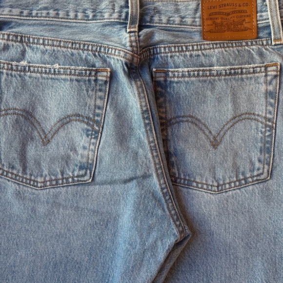 Levi's Women's Distressed Wedgie Straight Leg Light Wash Jeans Size 27 - Picture 5 of 15